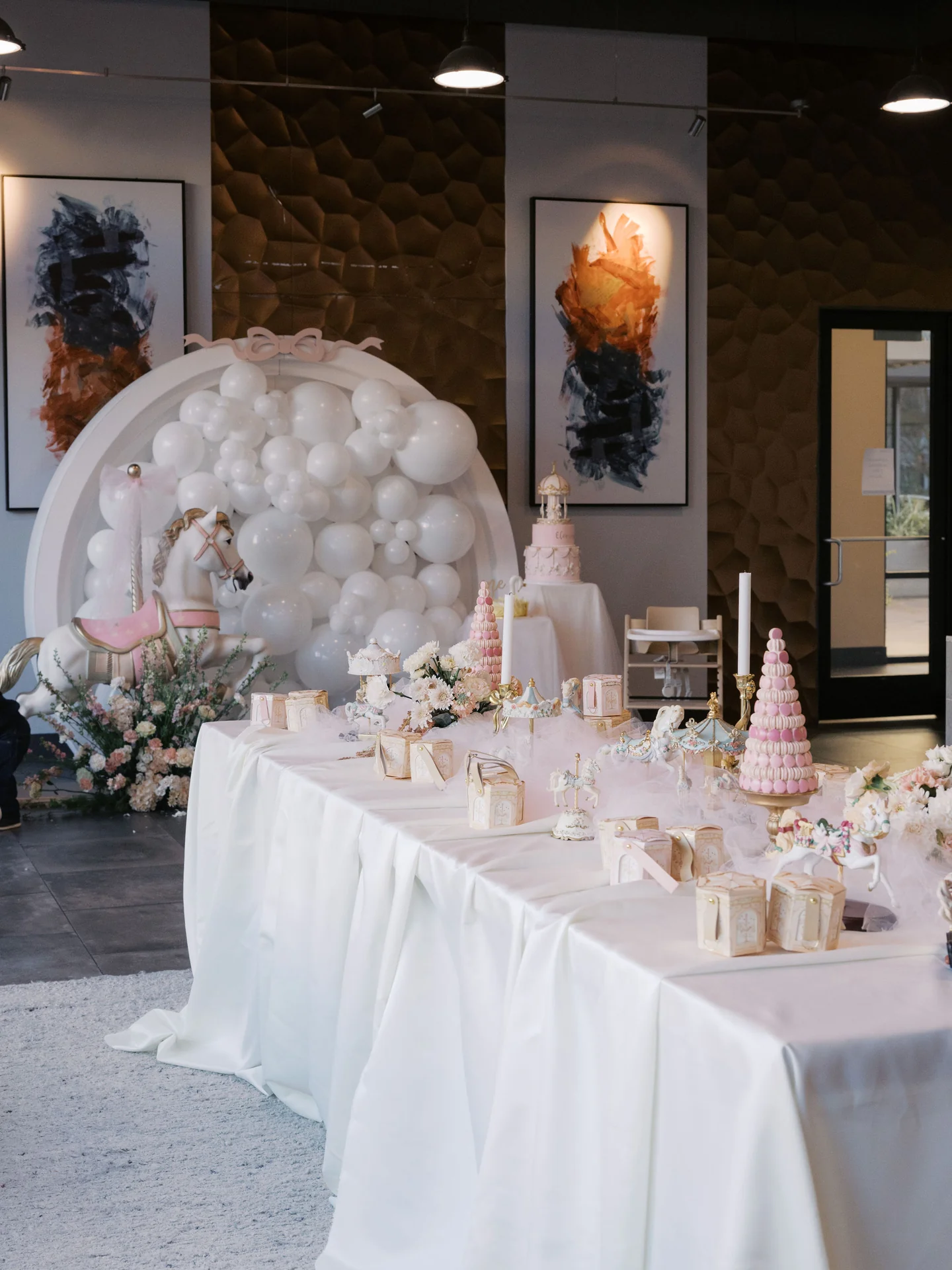 Birthday dining table and balloon arch at Eléonore First Birthday