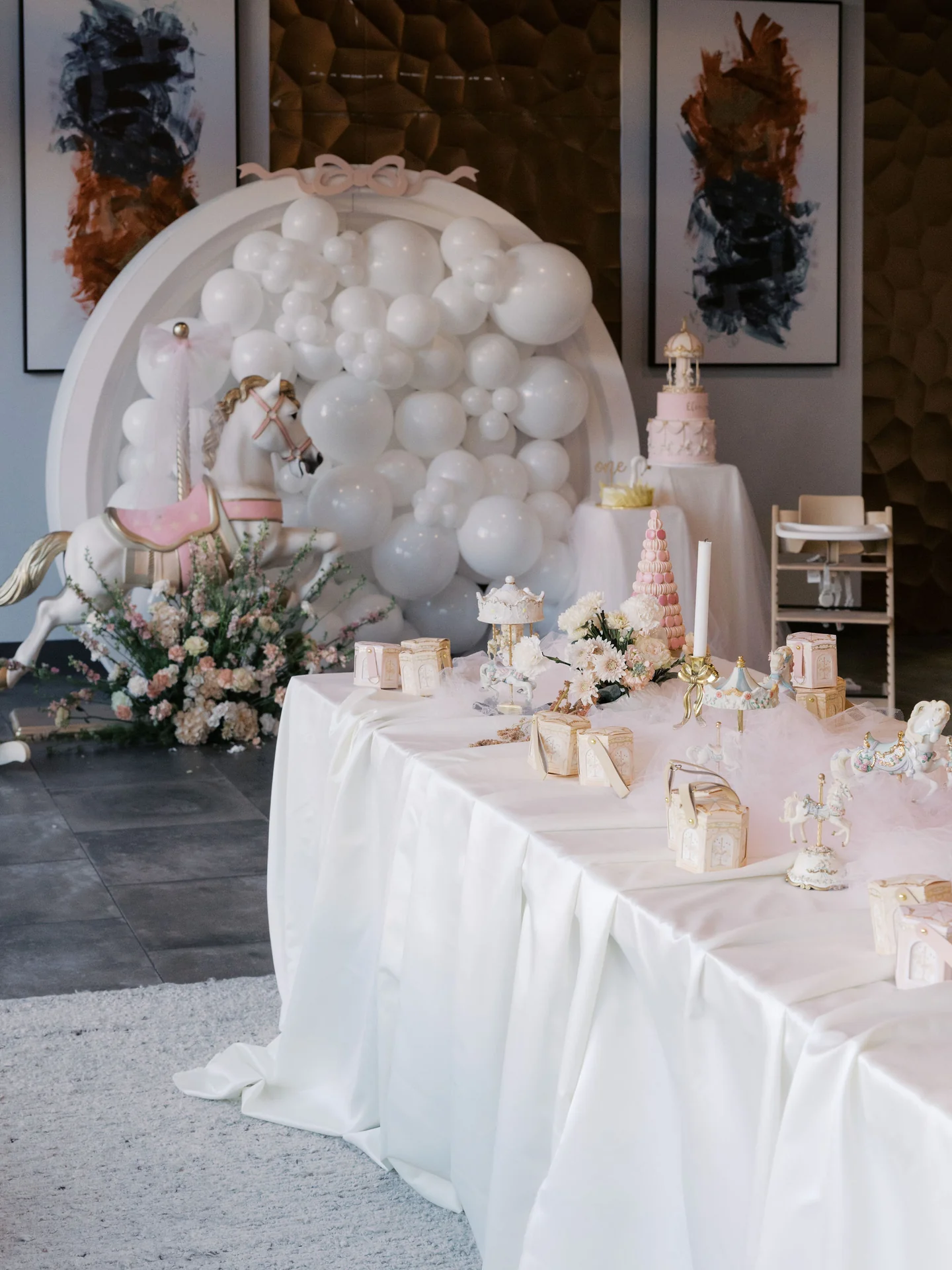 First birthday table with balloon backdrop at Eléonore First Birthday