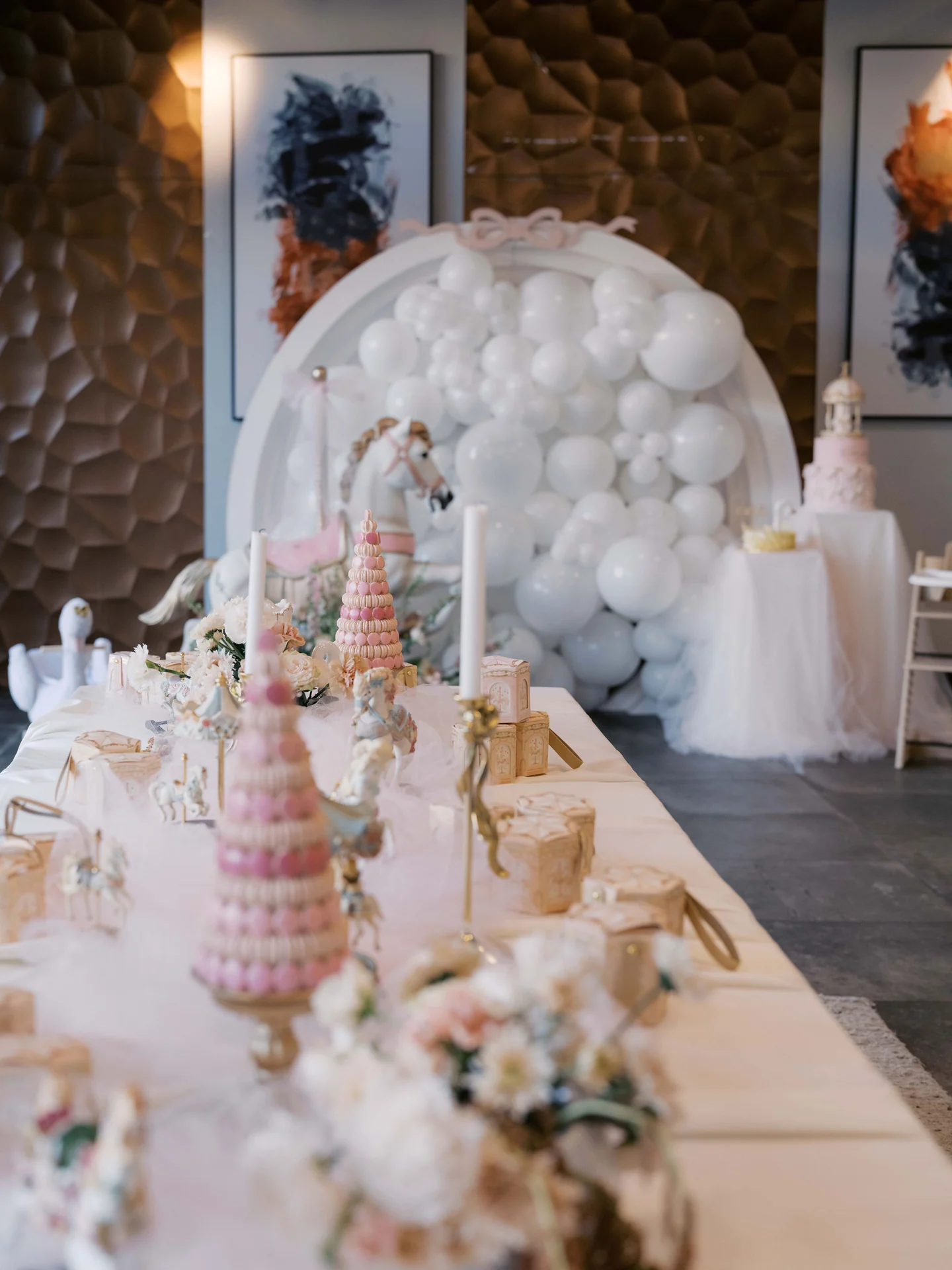 Floral birthday table and balloon backdrop at Eléonore First Birthday
